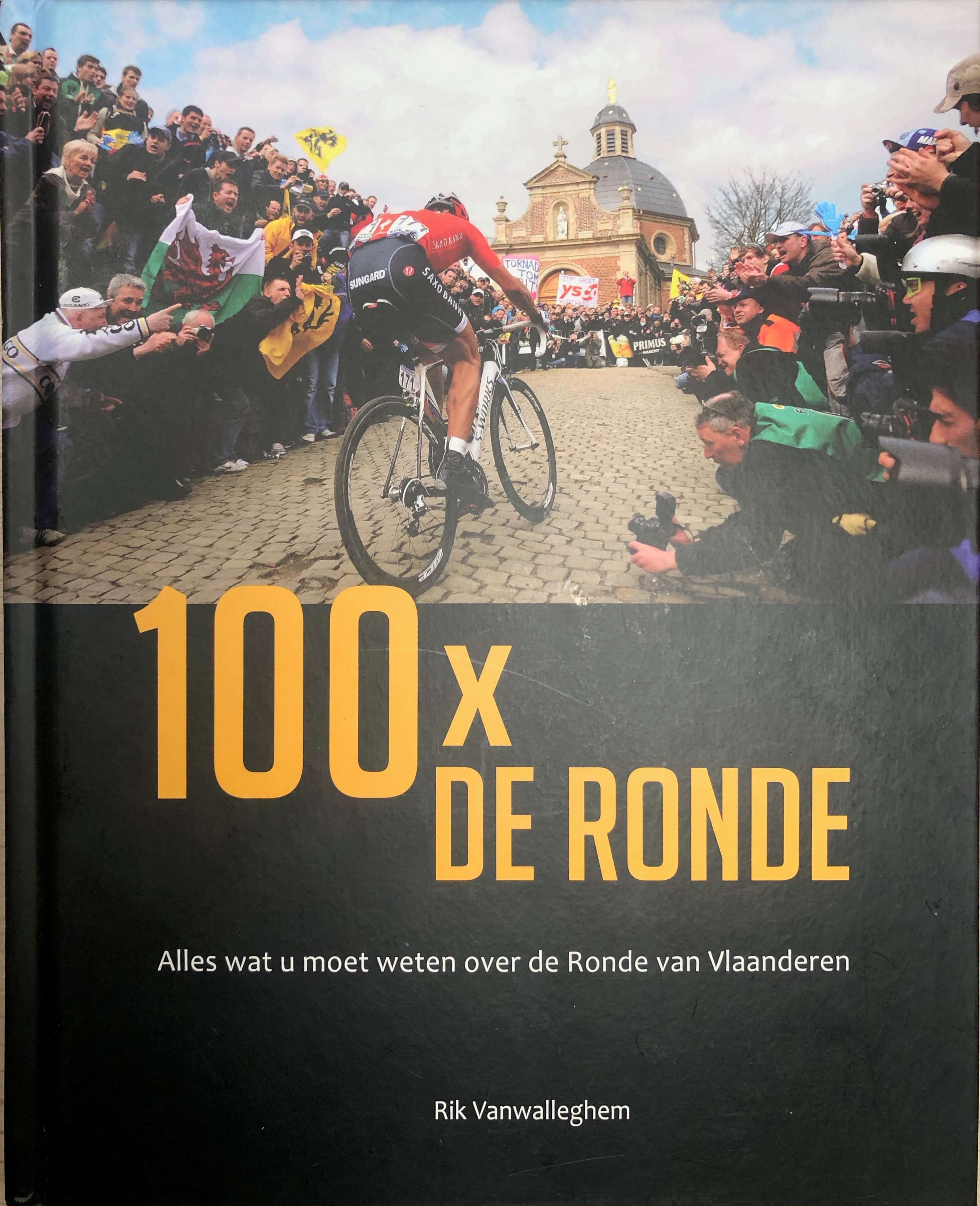El libro sobre las 100 primeras ediciones de De Ronde difícilmente podría tener otra foto de cubierta. Cancellara en De Mur (2010)