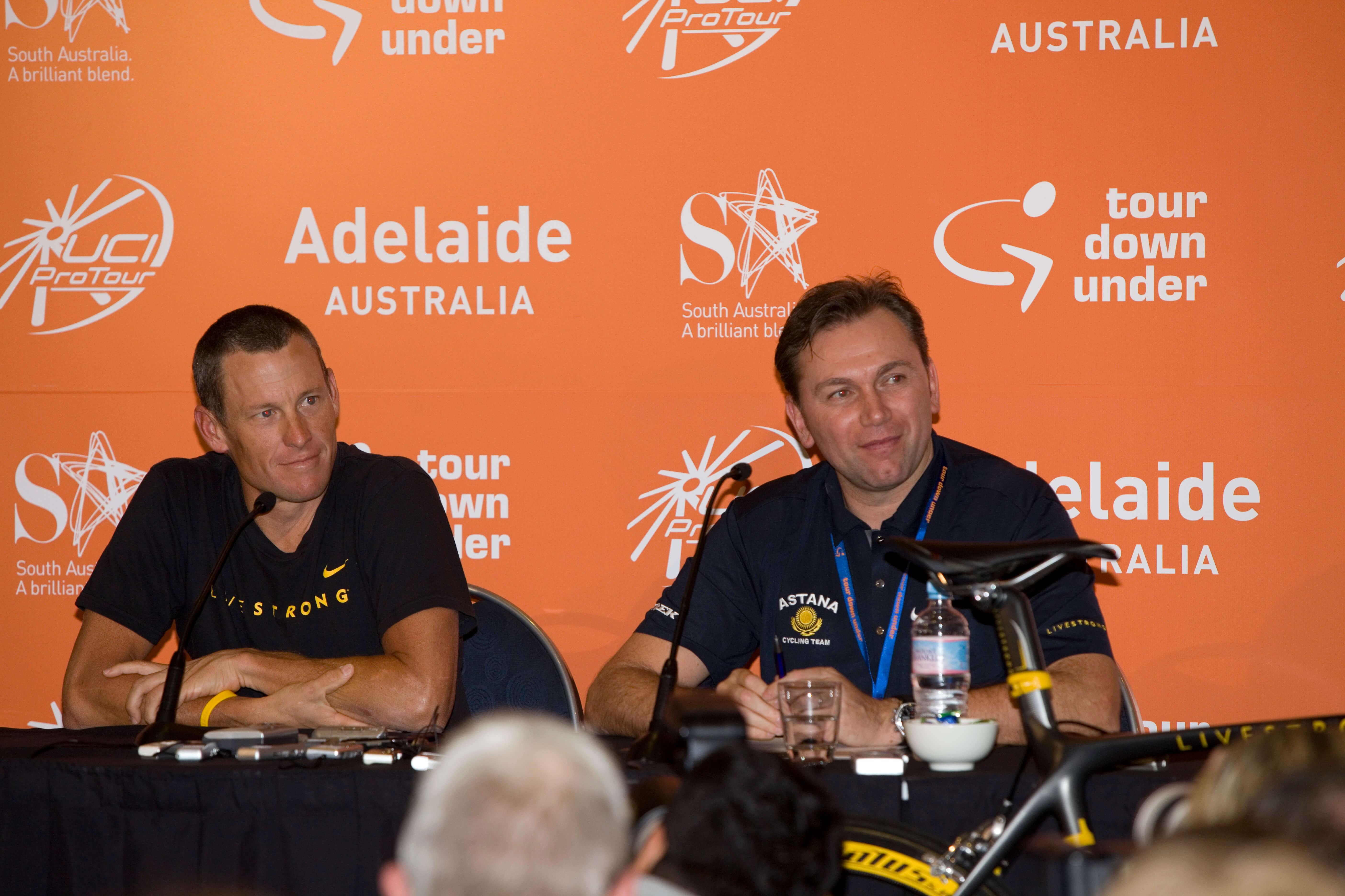 Lance Armstrong y Johan Bruyneel en rueda de prensa antes del Tour Down Under de 2009, donde reapareció el corredor tejano