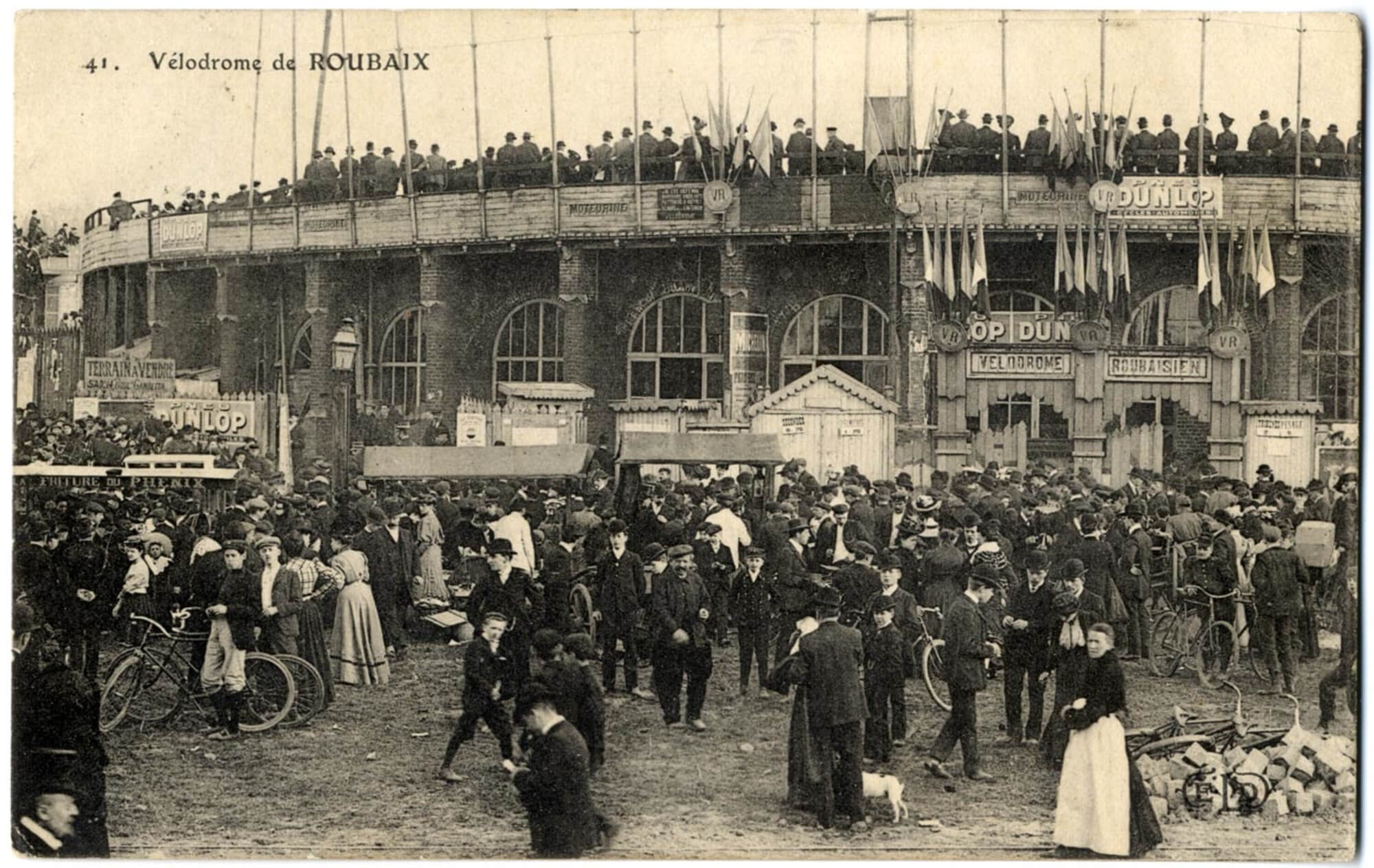 El ambiente en el velódromo de Roubaix unos años más tarde (1908)